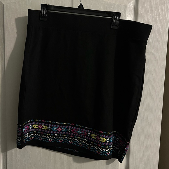Torrid Embroidered Ponte Mini Skirt Size 1 - Picture 3 of 5